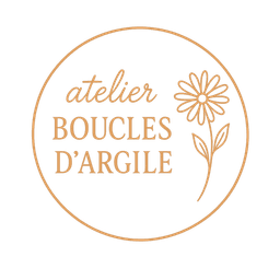 Les pampilles interchangeables. 
Atelier Boucles d’Argile est une marque de boucles d’oreilles artisanales qui allie créativité, modularité et savoir-faire fait main. Chaque création est pensée pour offrir des bijoux uniques, élégants et faciles à porter au quotidien.
Le concept repose sur des créoles en acier inoxydable, résistantes et durables, sur lesquelles viennent se fixer des pampilles interchangeables. Grâce à ce système, une seule paire de créoles permet de changer de style en un instant, selon vos envies, votre tenue ou la saison.
Les pampilles sont entièrement fabriquées à la main dans mon atelier, à partir d’argile polymère. Chaque pièce est façonnée une à une, puis cuite au four, poncée avec soin et enfin recouverte d’une fine couche de résine pour un rendu lisse, lumineux et durable. Ce travail artisanal rend chaque paire de boucles d’oreilles unique, avec de légères variations qui font tout leur charme.
Les boucles d’oreilles Atelier Boucles d’Argile sont des bijoux faits main, conçus pour les femmes qui aiment les accessoires originaux, modulables et intemporels. Les formes, les couleurs et les textures sont inspirées d’un univers bohème, naturel et élégant, pour s’adapter aussi bien à un look quotidien qu’à une occasion spéciale.
Choisir Atelier Boucles d’Argile, c’est opter pour des bijoux artisanaux, durables et créés avec passion, où chaque détail compte.
